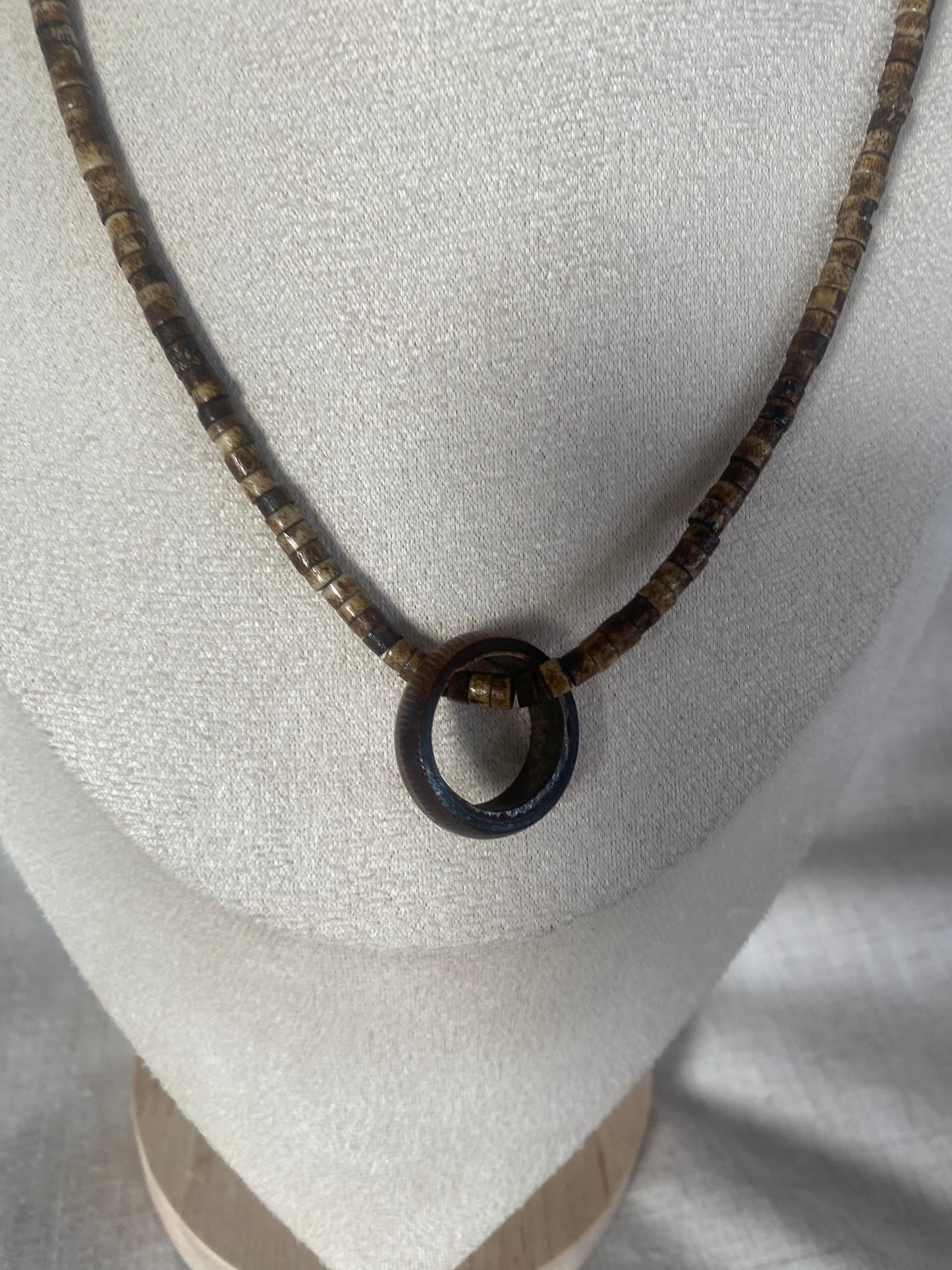 Collier de bois avec anneau
