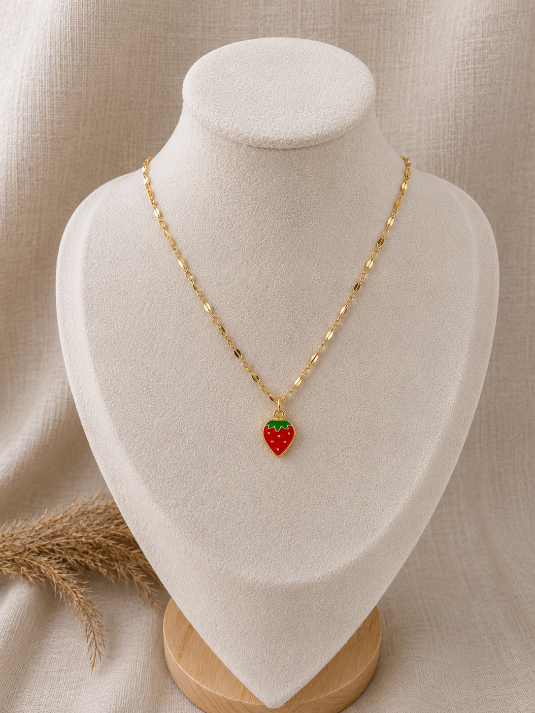 Chaine pour enfant or breloque fraise rouge