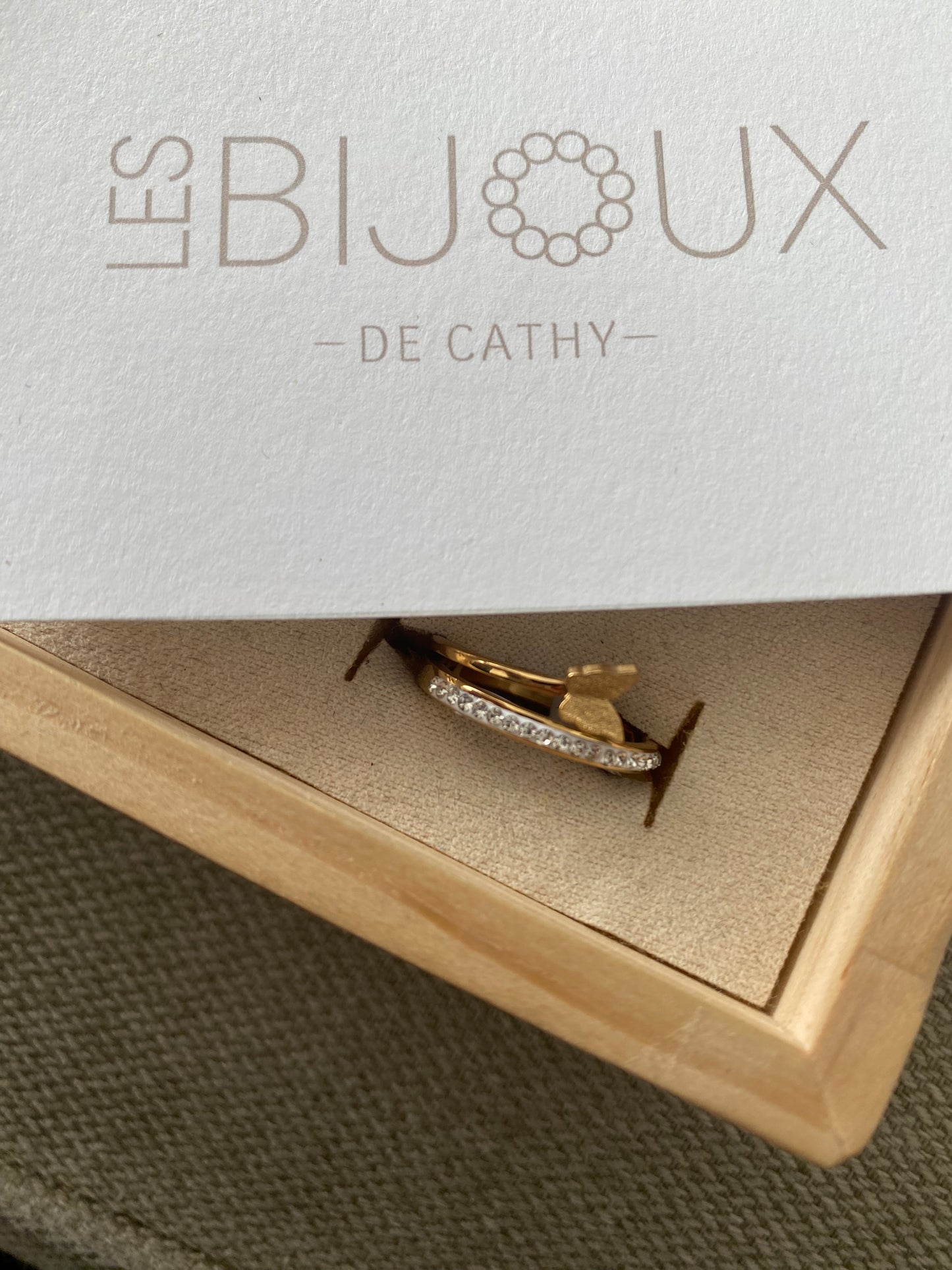 Bague or avec papillon et zircon