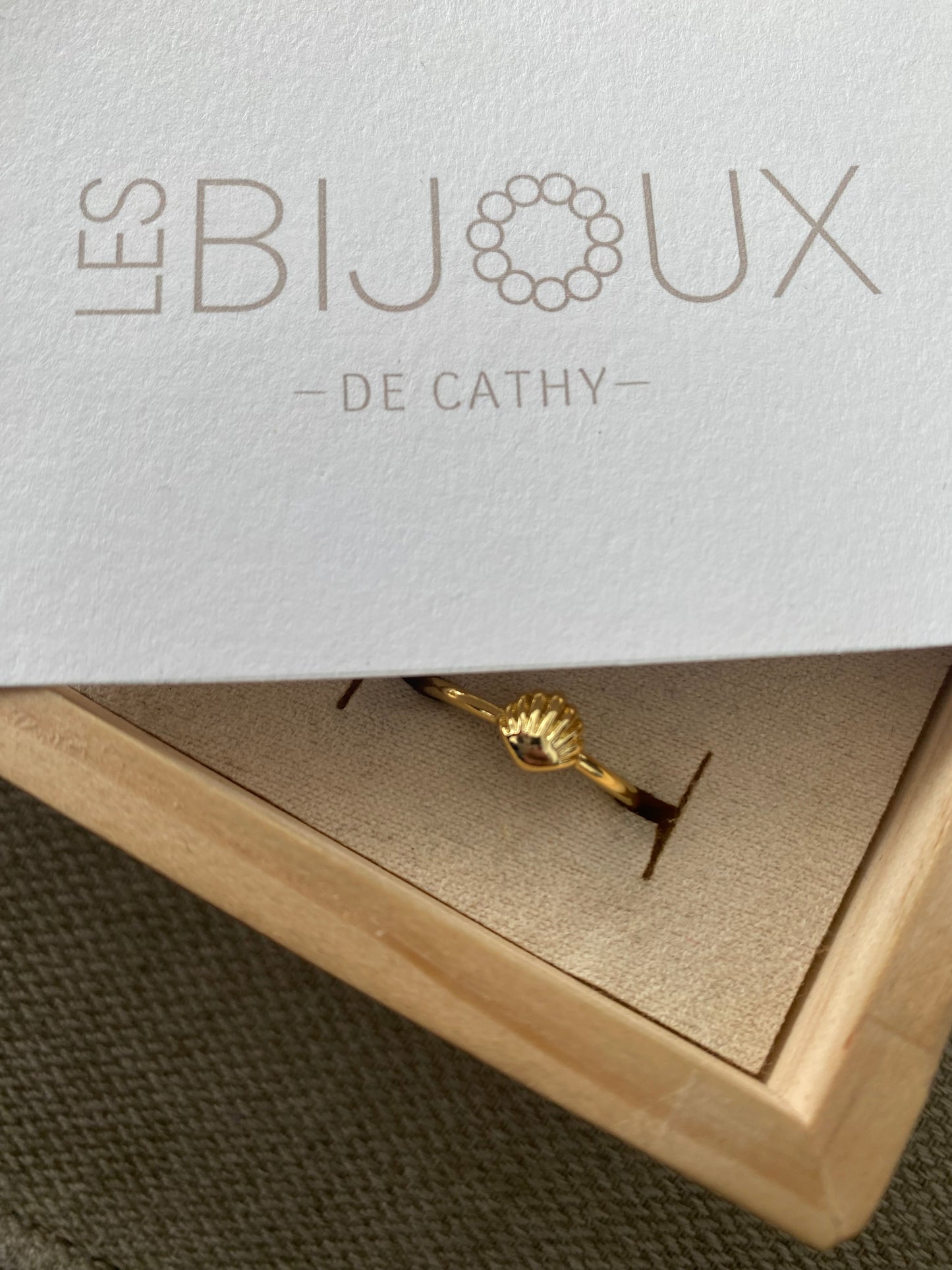 Bague or coquillage