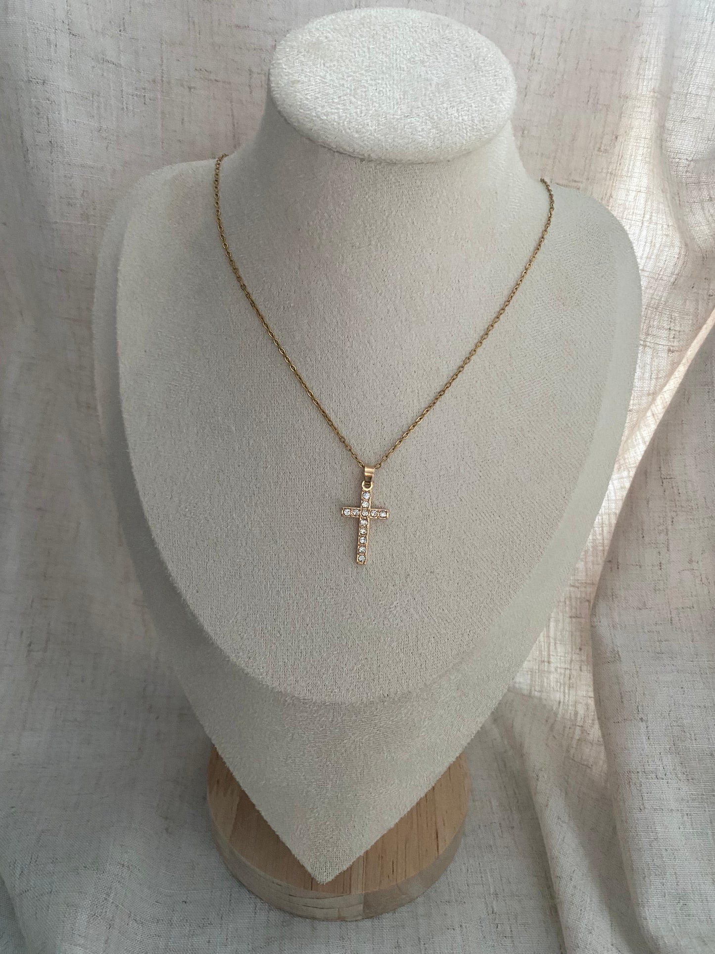 CHAINE EMMA OR AVEC BRELOQUE GRANDE CROIX