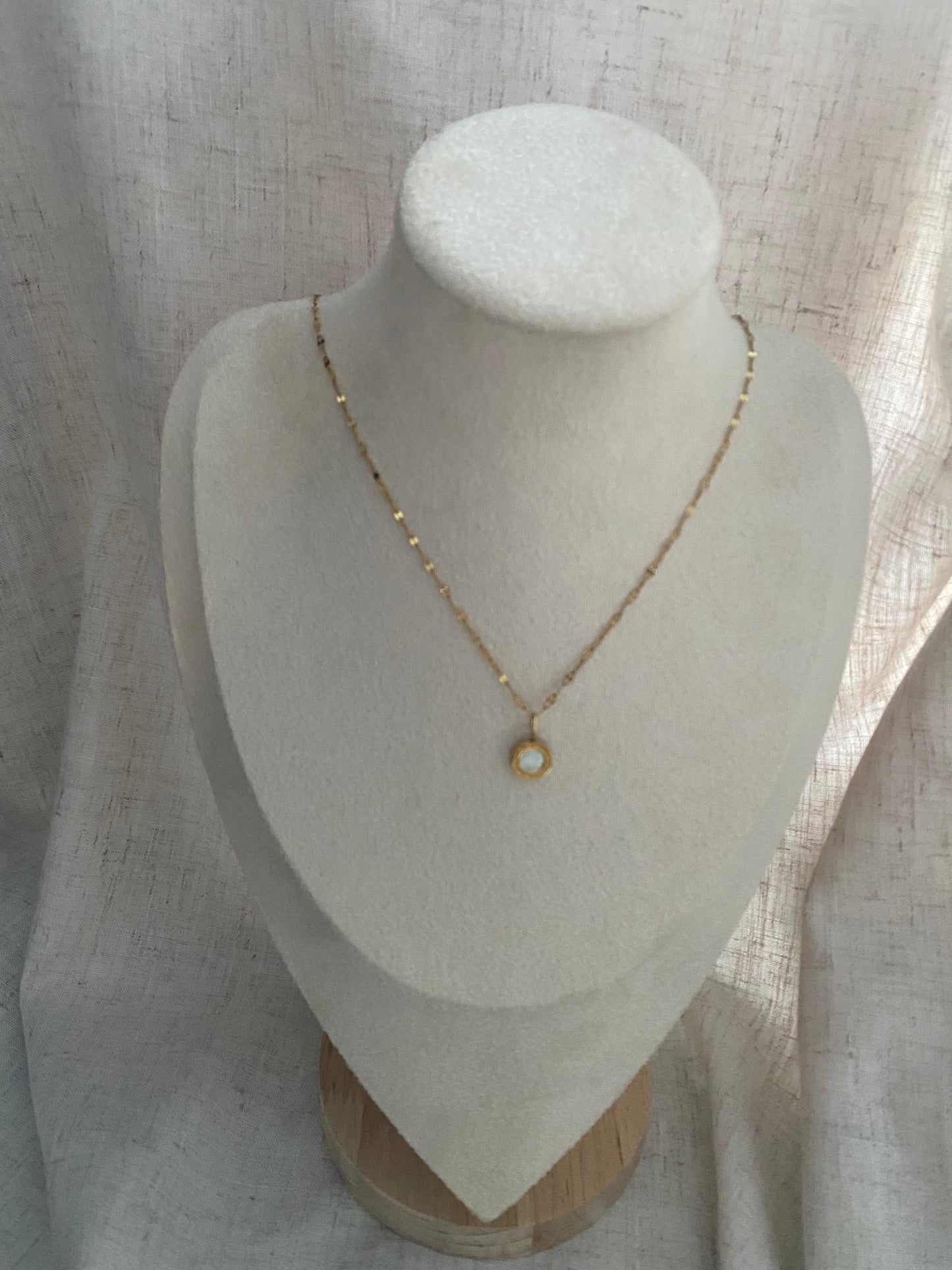 CHAINE ADÈLE OR AVEC BRELOQUE RONDE OR ET BLANC