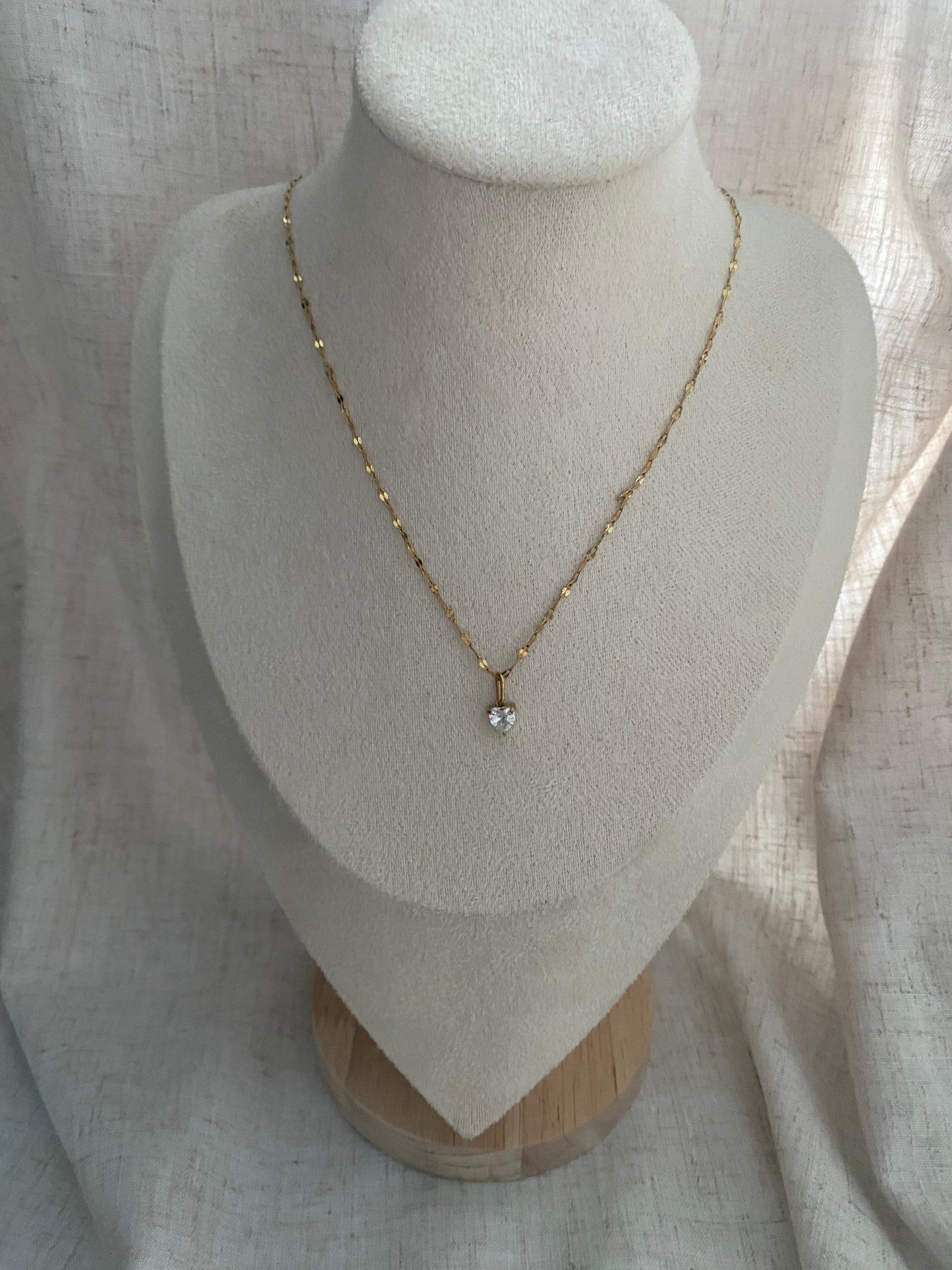 CHAINE ADÈLE OR AVEC ZIRCON EN FORME DE COEUR
