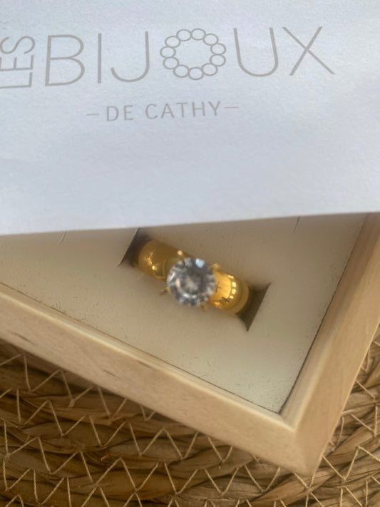 Bague or avec un gros zircon