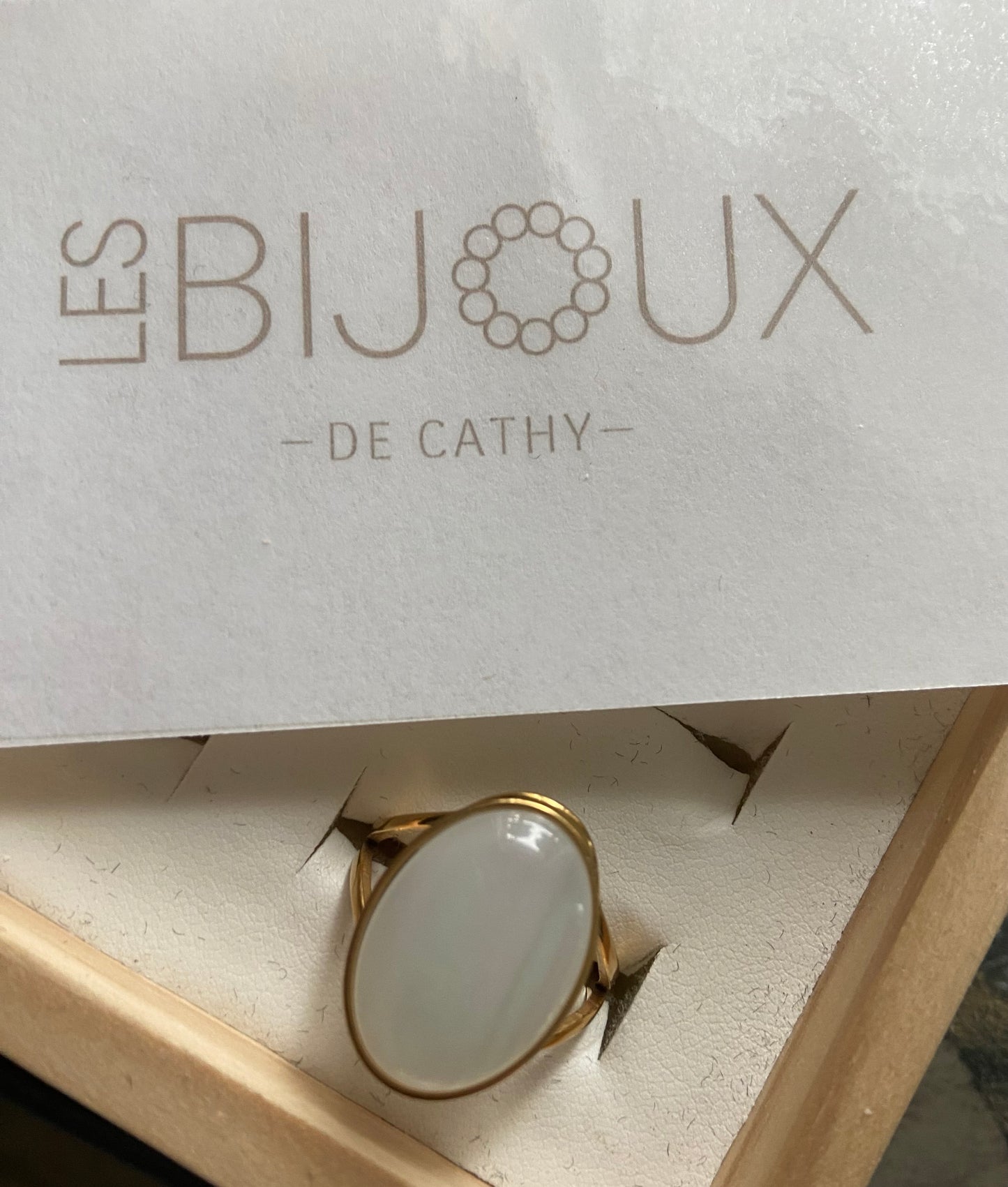 Bague or avec pierre blanche