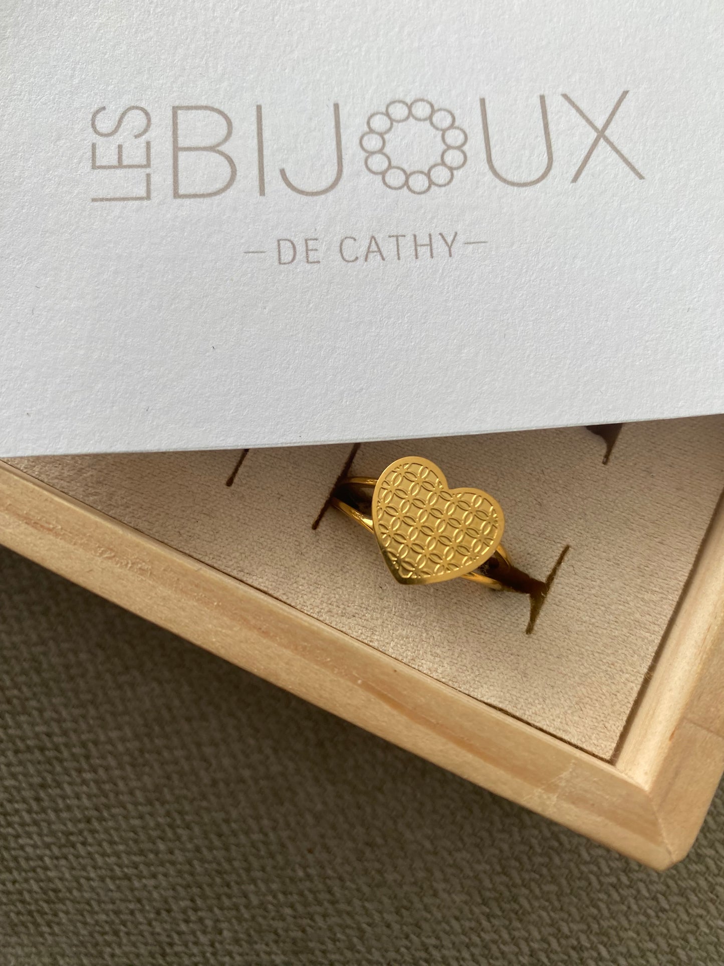Bague or coeur motif fleur