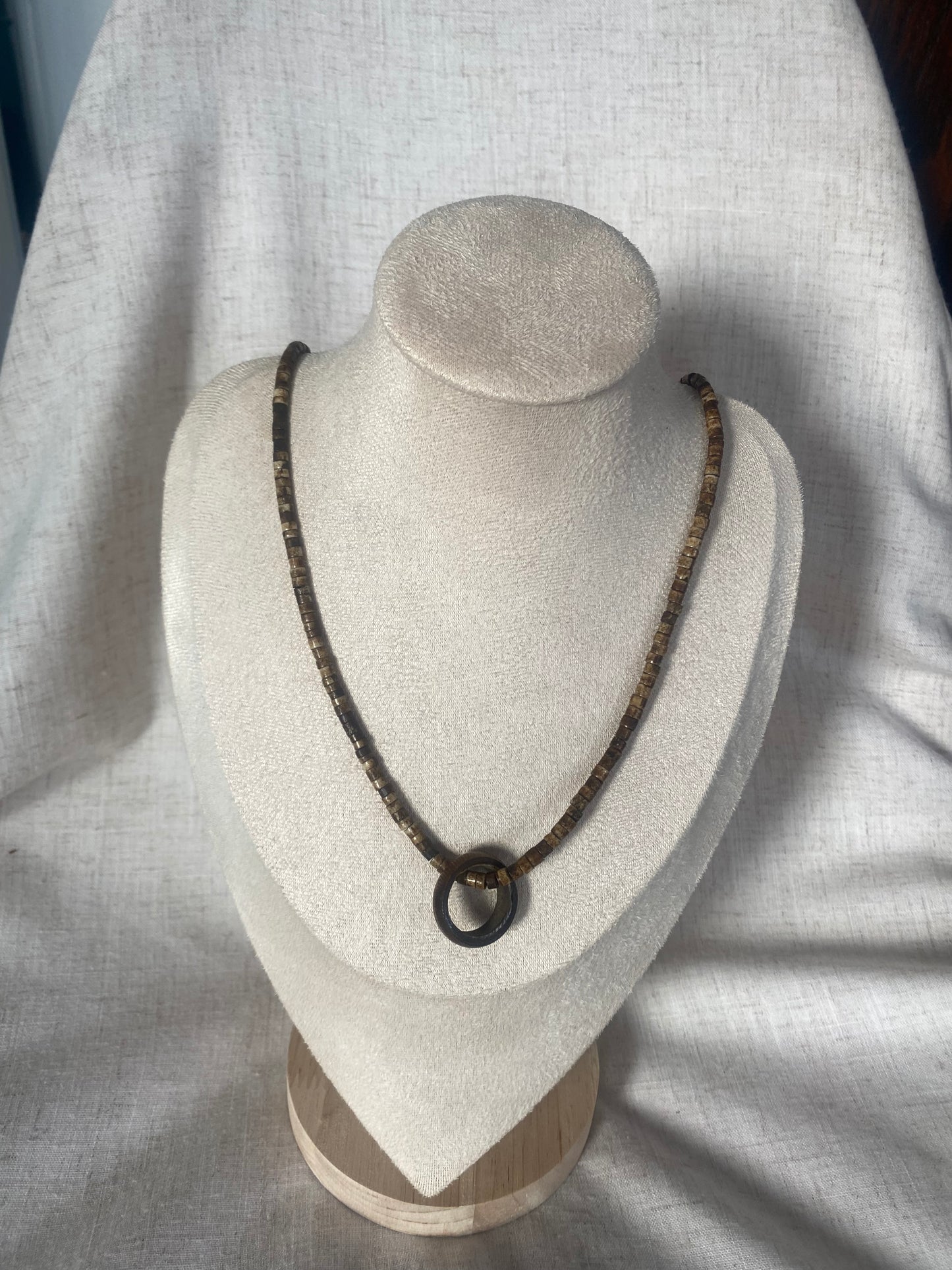 Collier de bois avec anneau