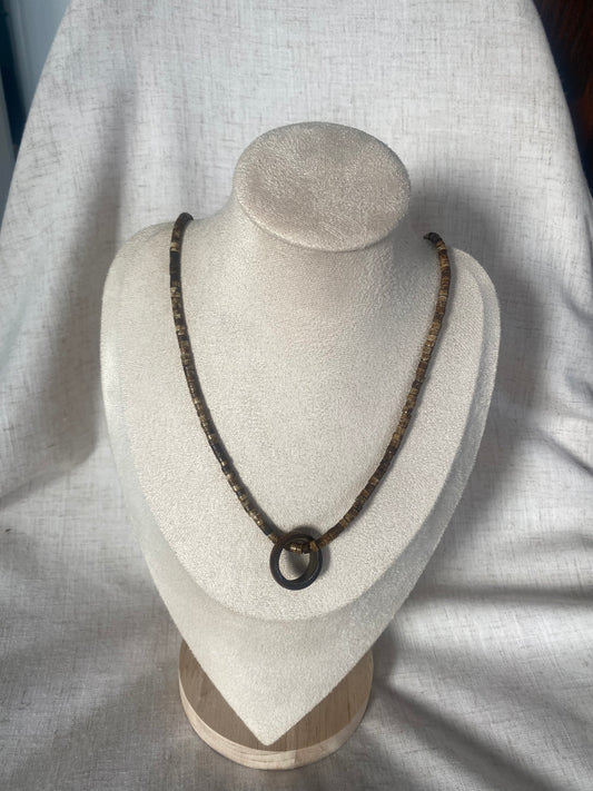 Collier de bois avec anneau