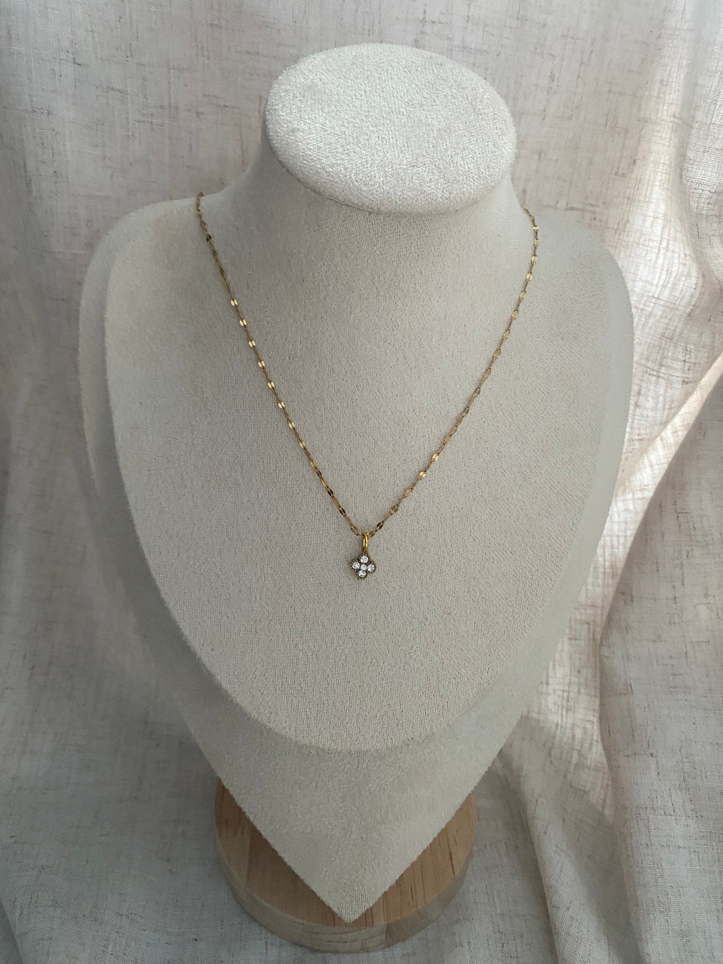 CHAINE ADÈLE OR AVEC ZIRCON EN FORME DE TRÈFLE