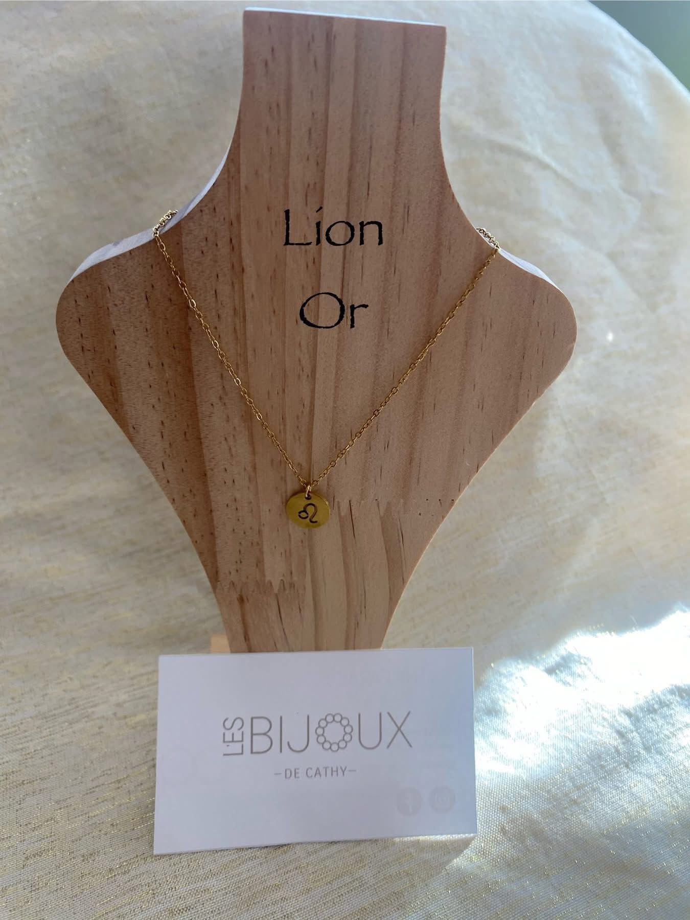 Chaîne or avec le signe du lion